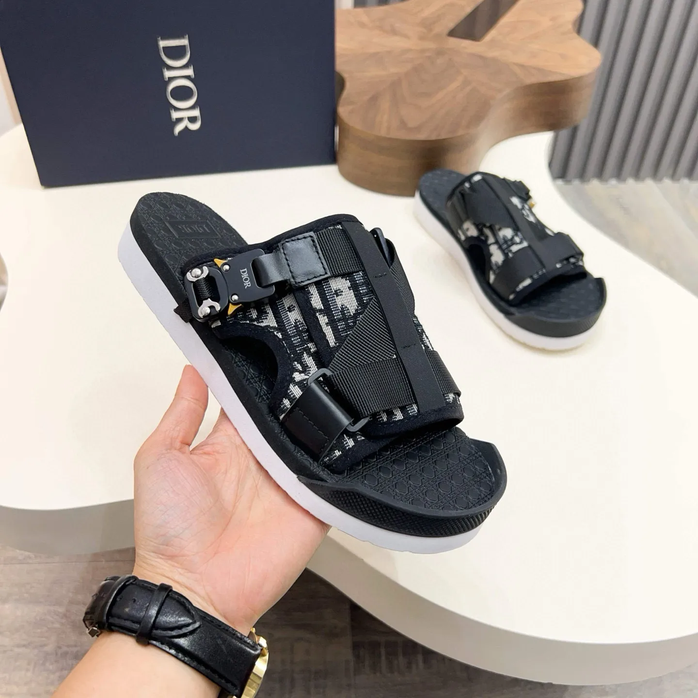 Factory price: 300💰Dior Alias ​​men's leather slippers. This Alias ​​sandal is a new summer product, showing a casual and elegant style. Carefully crafted from grained cow leather and Oblique printed fabric, with cowhide lining! Cross-strap design with metal-clad brass CD Diamond logo. The imported cowhide leather and rubber sole adds sophistication and comfort, while Oblique print-effect anti-slip panels add style. Size: 38-44 (45 customized)